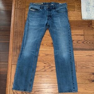DIESEL SAFADO REGULAR SLIM STRAIGHT JEANS